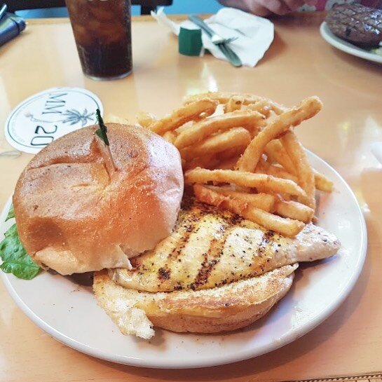 It’s almost dinner time! Who doesn’t love our grilled chicken sandwich?! ☺️🤙🏻 #mangrovemamas